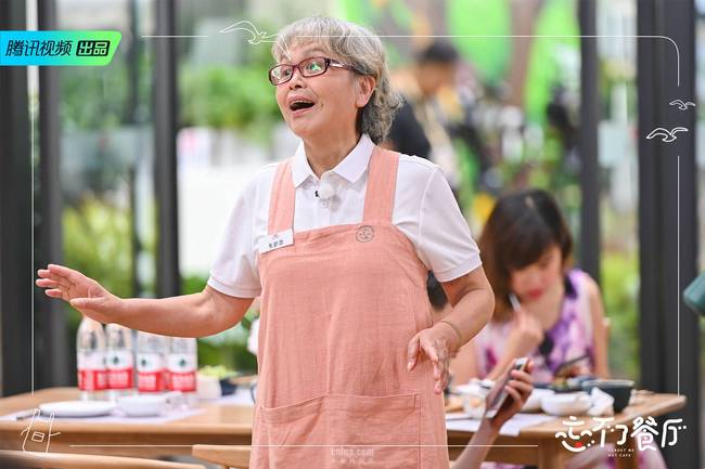 Chen He can't forget the restaurant again, funny and amusing, healing the elderly with laughter